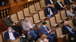 Депутатите се скараха да носят или да не носят маски
