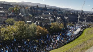 Десетки хиляди излязоха по улиците на Единбург днес на демонстрация