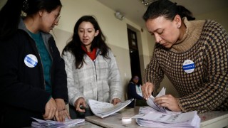 Действащият президент на Еквадор Даниел Нобоа води на втория тур