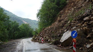 Пускат движението край срутището при Тикале на пътя Смолян-Мадан