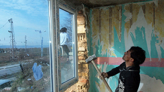 Събарят цигански къщи във Варна