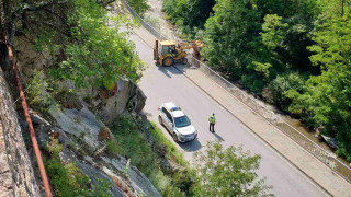 Рухнала земна маса блокира временно пътят Асеновград Смолян информира БиТиВи Свлачището