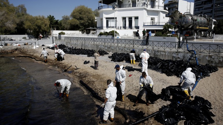 Нефтен разлив предизвика екокатастрофа край Атина