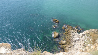 Тоновете камъни се изсипали случайно върху скалите в Черноморец според екоинспекцията