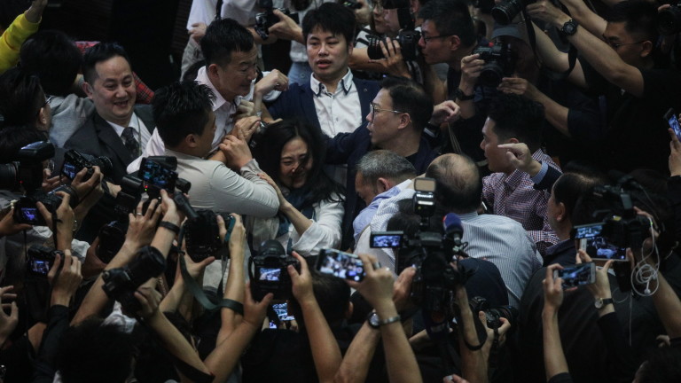 Бой между депутати в парламента на Хонконг