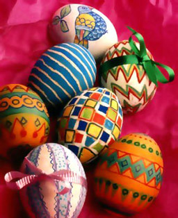 Ходжа дарява яйца и козунаци за Великден 