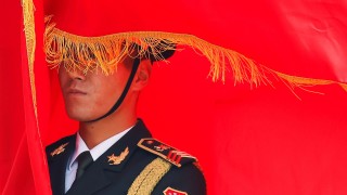 Приходите на китайските военни гиганти са спаднали през миналата година