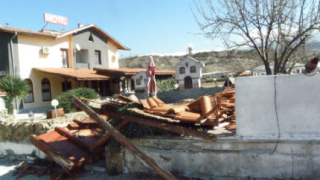 Бурен вятър нанесе щети и отнесе покриви в Пиринско  