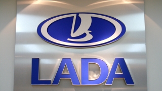 Водещият руски автомобилен производител Автоваз заяви в понеделник че временно