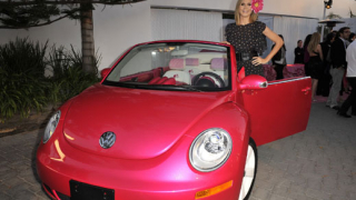 Volkswagen с автомобил на куклата Барби