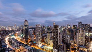 Манила столицата на Филипините е град на контрастите Небостъргачи издигащи