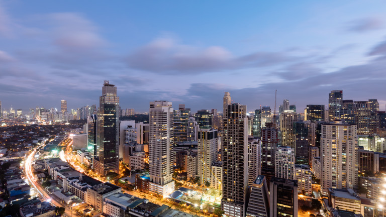 Манила, столицата на Филипините е град на контрастите. Небостъргачи, издигащи