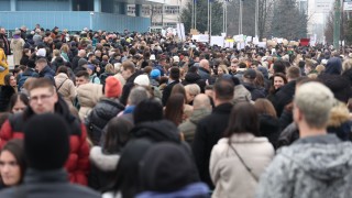 Стотици студенти протестират в босненската столица Сараево заради неспособността на