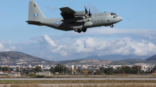 Турски военен транспортен самолет изпратен за евакуация на турски граждани от