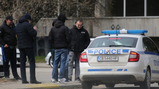 Фенове на Левски се събраха пред стадион Георги Аспарухов Те