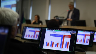 2 432 са необходимите средства за издръжка на едно тричленно