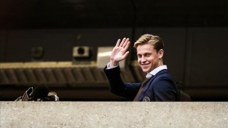 Халфът на Аякс Френки де Йонг вдигна титлата на Холандия