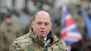Британският министър на отбраната Бен Уолъс е предупредил Украйна че