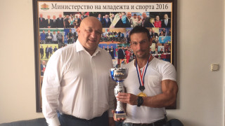 Министър Кралев се срещна с европейския шампион по културизъм и фитнес Валентин Петков