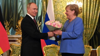 Меркел иска да поддържа диалога с Русия въпреки разногласията