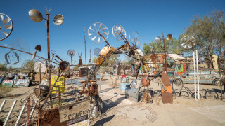 Представете си място в пустинята където стотина души и огромно