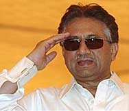 Первез Мушараф разгневи магистрати и опозиция