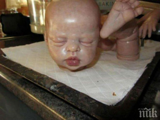 Жена прави кукли на починали бебета