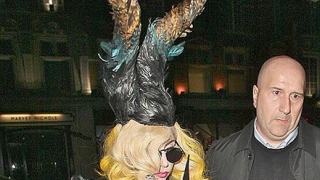Лейди Гага ще прави шапки