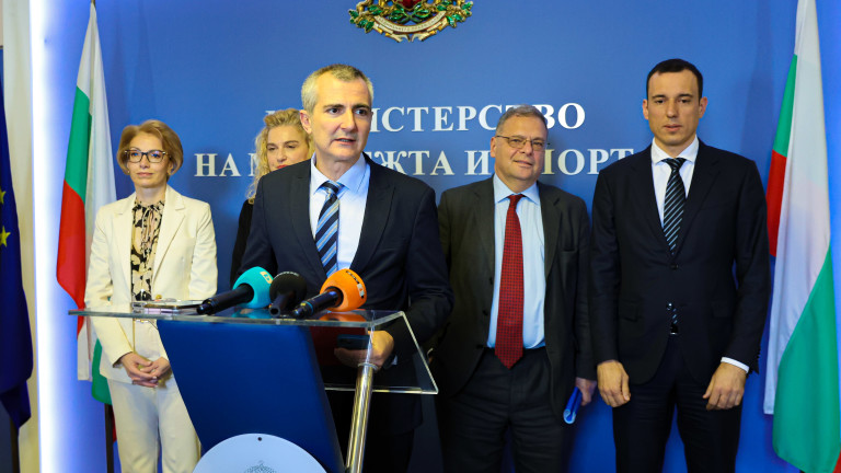Министърът на спорта - Димитър Илиев, заяви, че подава оставка.
Не
