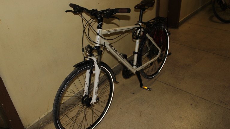 Крадец задигна 2 велосипеда на различни собственици от столичен блок за броени минути