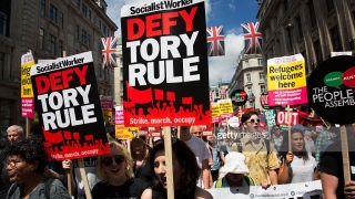 Десетки хиляди протестираха в Лондон срещу Брекзита, расизма и консерваторите