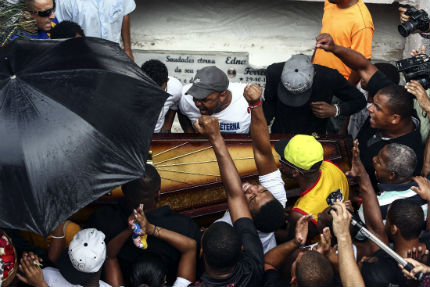Нови безредици в Рио след погребение на танцьор