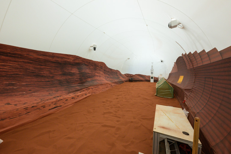 Симулираното местообитание на НАСА на Марс включва пясъчна кутия с червен пясък, за да симулира марсианския пейзаж. Районът ще се използва за провеждане на симулирани космически разходки или „Marswalks“ по време на аналоговите мисии.