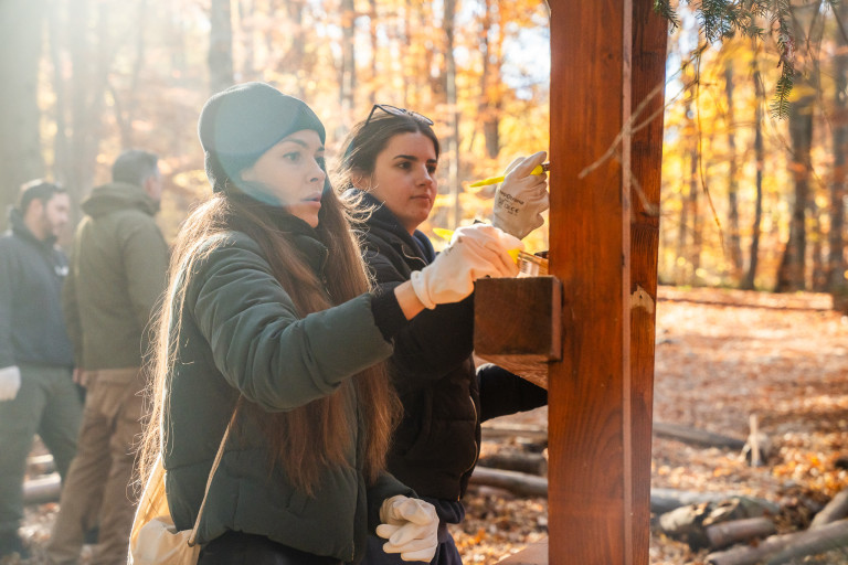  Служители обновяват табелите в Национален парк Витоша посредством програмата “The Collective “ в България 