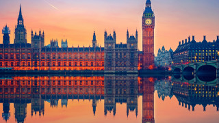 Полицията проверява втори подозрителен пакет в британския парламент в рамките