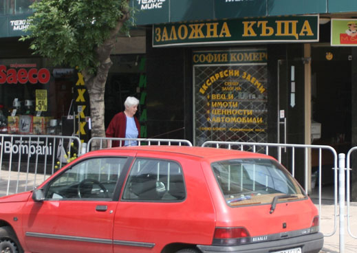 Кризата вкара французите в заложните къщи