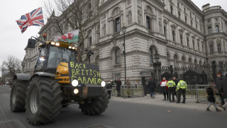 Стотици фермери блокираха центъра на Лондон в знак на протест