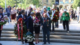 На официална церемония пред Паметника на Съветската армия бе отбелязан
