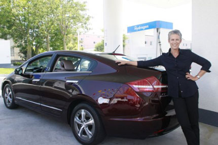 Джейми Лий Къртис получи своята Honda FCX Clarity  