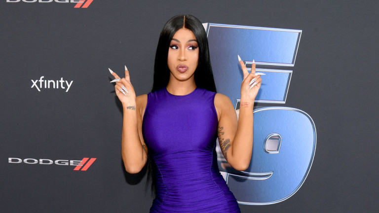 Червената рокля на Cardi B, за която всички говорят