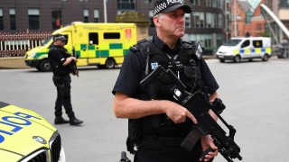 Двама ранени при стрелба край колеж във Великобритания