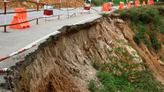 Свлачище зее под стените на Троянския манастир от месеци съобщава