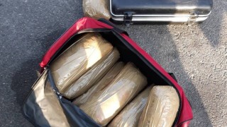 Полицията залови двама дилъри по време на сделка с наркотици