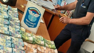 Митническите служители на МП Капитан Андреево са открили  недекларирана валута