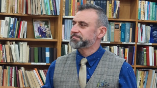 Музикантът и бивш депутат Калин Вельов напуска поста зам министър на