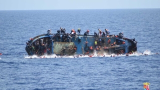 Най малко 55 мигранти са загинали удавени умишлено от трафиканти след