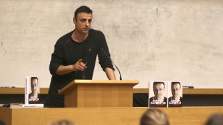 Димитър Бербатов представи книгата си По моя начин пред почитателите