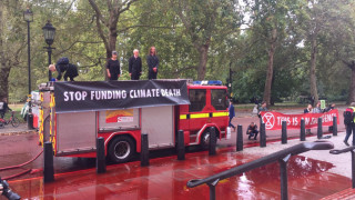 Активисти срещу промяната на климата използваха пожарна кола за да