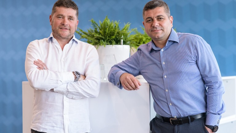  HeleCloud е учредена от българите Стефан Бумов, основен действен шеф на HeleCloud и някогашен изпълнителен шеф на аутсорсинг компанията Sofica, и Добромир Тодоров, основен изпълнителен шеф на HeleCloud. 