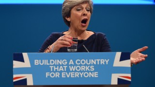 Британският премиер Тереза Мей изложи своята преобладаващо консервативна програма неоставайки